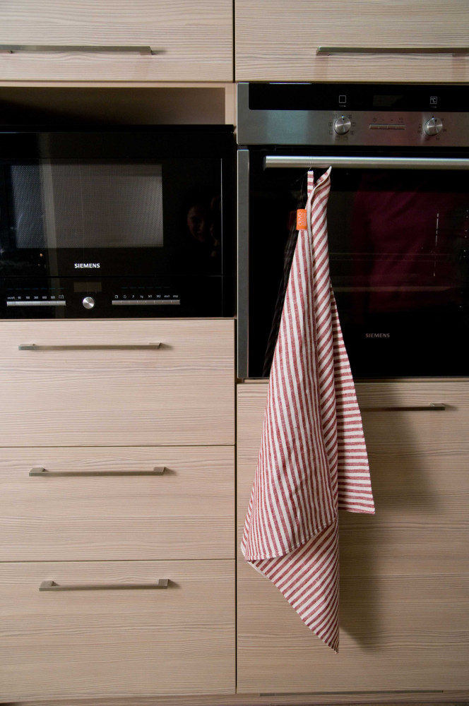 Фото Льняное полотенце кухонное в красно-белую полоску, узкую 75х75