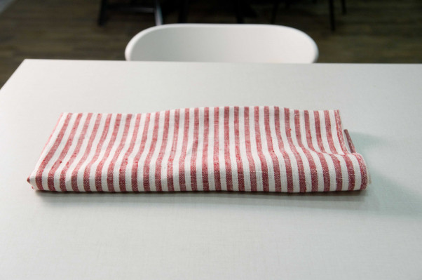 Фото 1 Лляний рушник кухонний у червоно-білу вузьку смужку 75х75