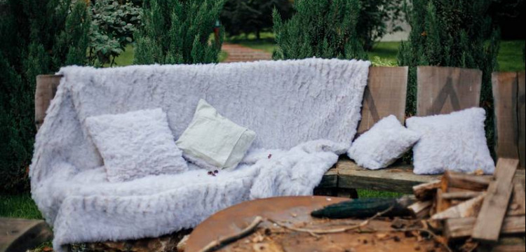 Еко ліжко з натурального волокна для заміського будинку або дачі.